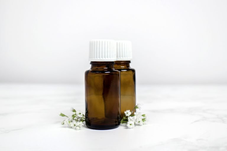 Essential oils are the most natural home remedies mom can use for her babies, toddlers and kids | Find out how essential oils can help your little one's cold, ear infections and so much more!